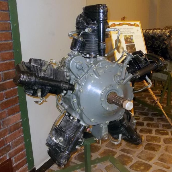3.Двигатель М-11 из коллекции музея Задорожного.