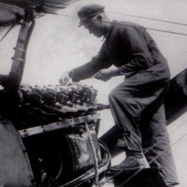 3.Моторист проверяет клапаны двигателя М-17 на И-3.