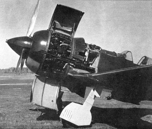 3.И-185 М-71(эталон) с раскапотированным двигателем.