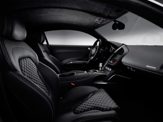 в салоне Audi R8 2012