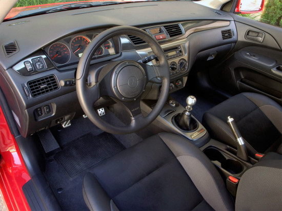 интерьер садана Mitsubishi Lancer Evolution 9