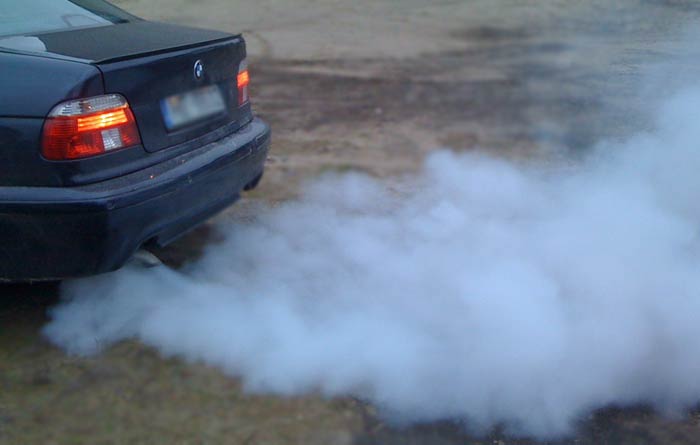 Синий дым из выхлопной трубы может возникать на автомобилях разного производства и года выпуска