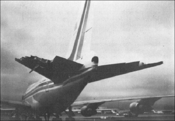 Поврежденный в пике хвост Boeing 747 SP-09