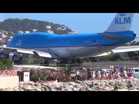 Самолет сдул людей с пляжа