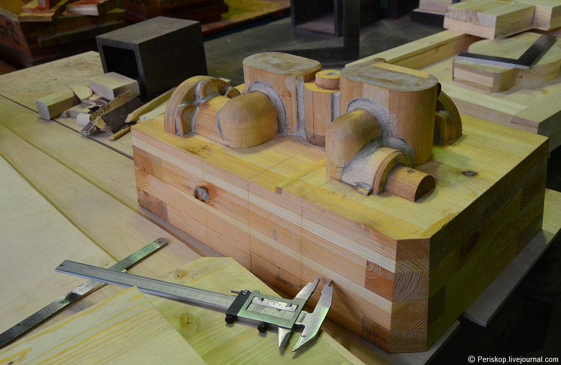 Профессия модельщик литейного производства. Модельщик выплавляемых моделей в литейный цех. Модельщик. Профессия модельщик. Пресс-форма для литья пластмасс.