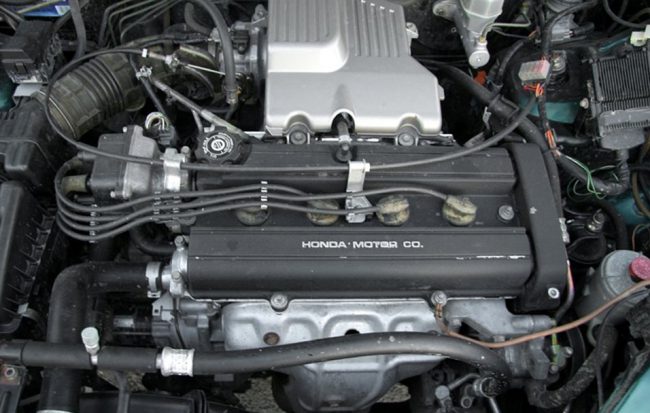 Внешний вид двигателя Honda B20Z1 спереди в подкапотном пространстве