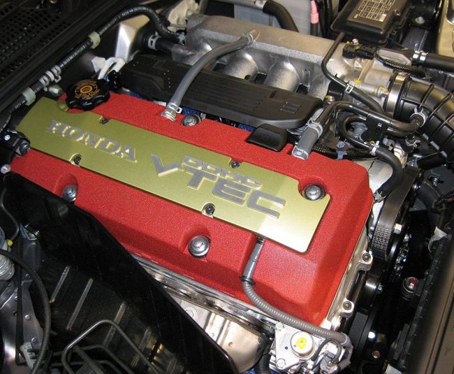 Двигатель Honda F22C в подкапотном пространстве