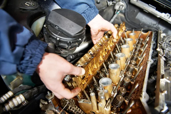 Механический ремонтник при автомобильном автомобильном ремонте двигателя — стоковое фото