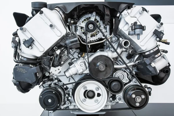 Автомобильный двигатель - современный мощный автомобильный двигатель — стоковое фото