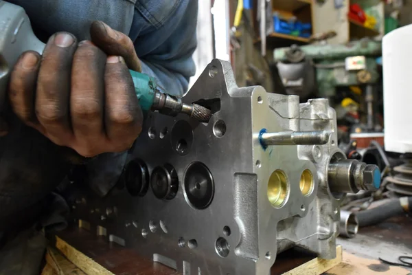 Механический ремонт двигателя автомобиля в гараже — стоковое фото