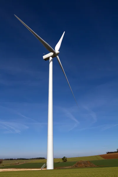 Ветряной двигатель на синем небе Лицензионные Стоковые Фото