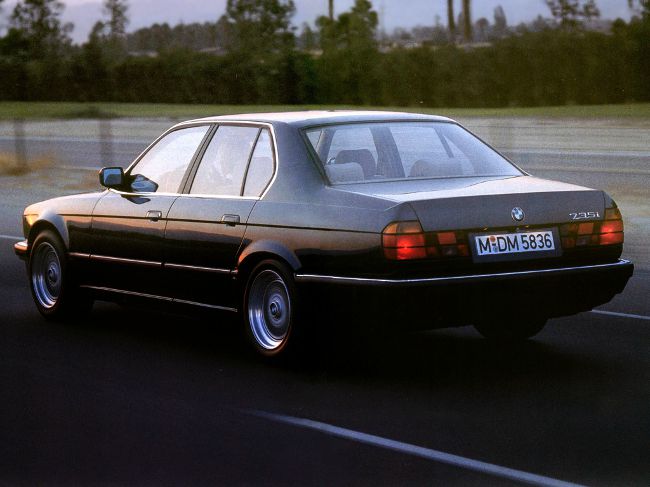 BMW E32 - второе поколение флагманского седана БМВ
